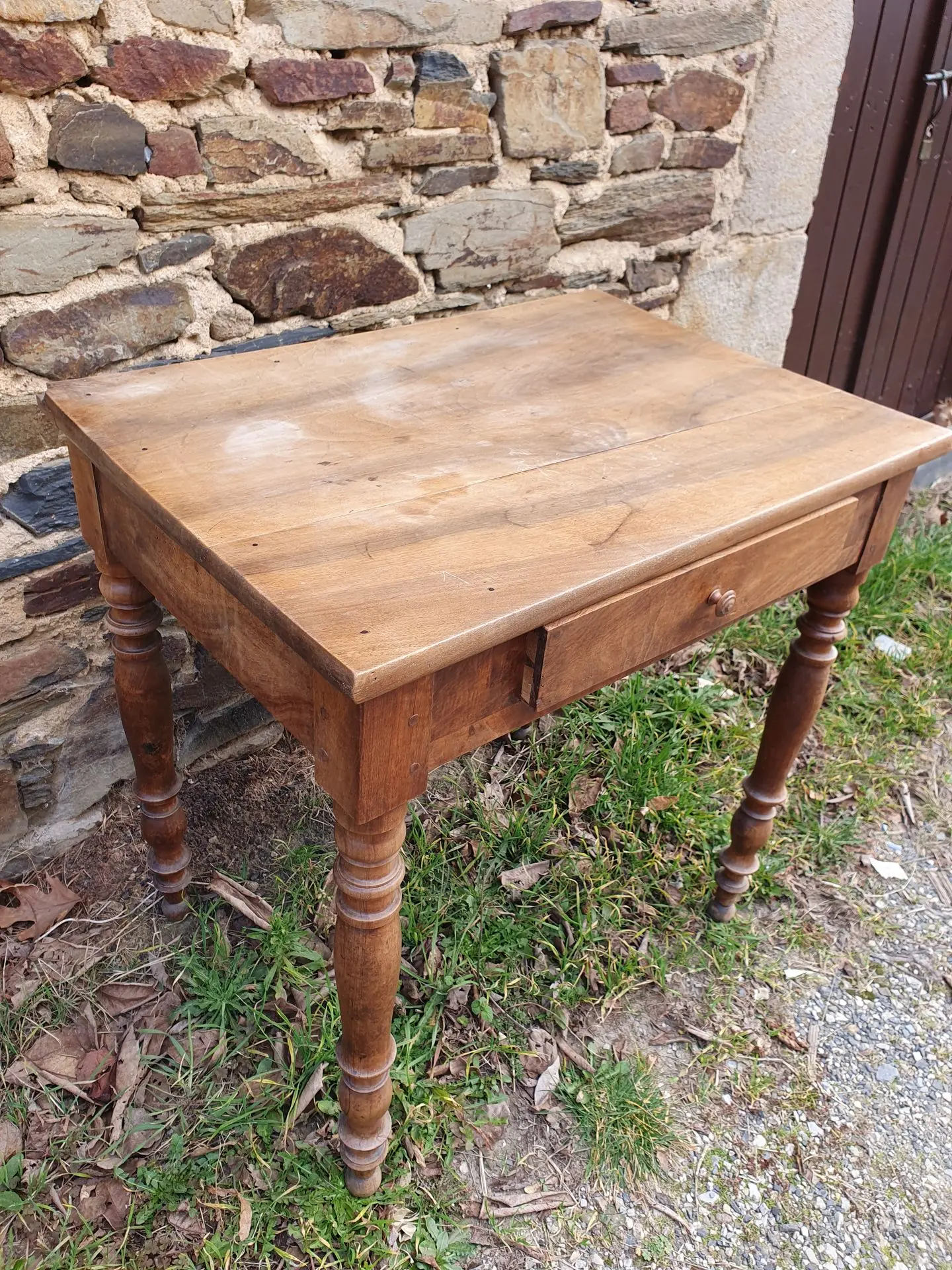 petite table noyer avant restauration