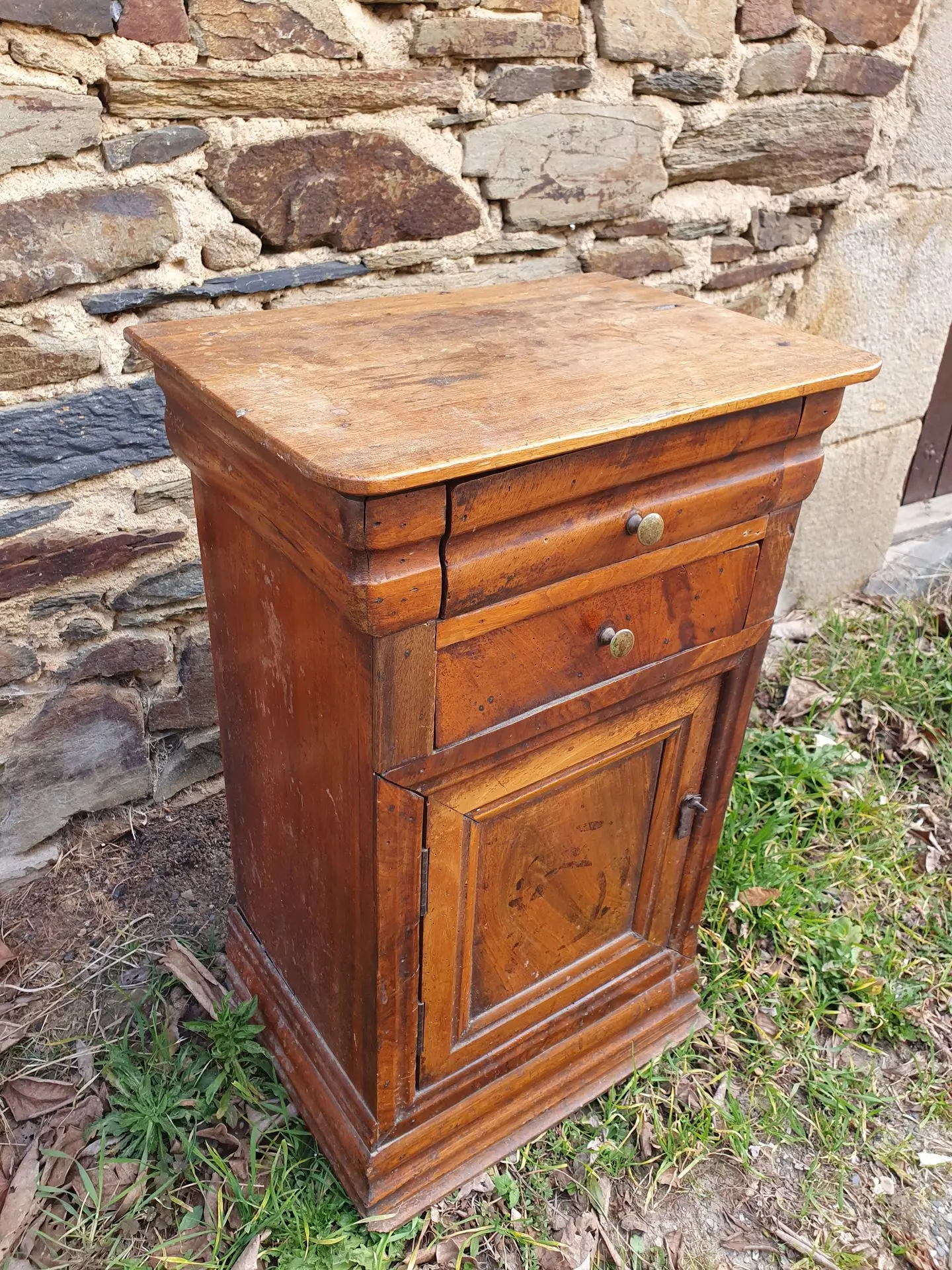 Chevet noyer avant restauration