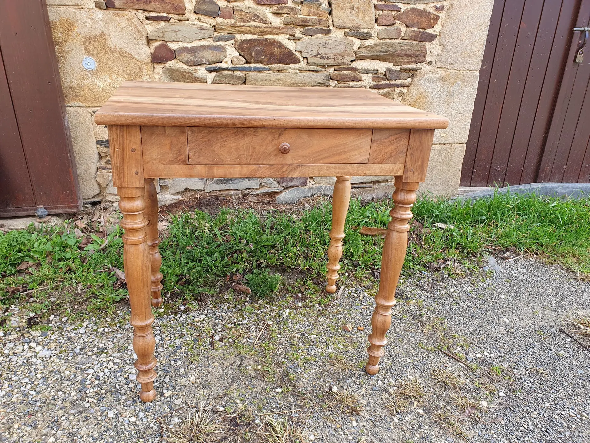 petite table en noyer restauré
