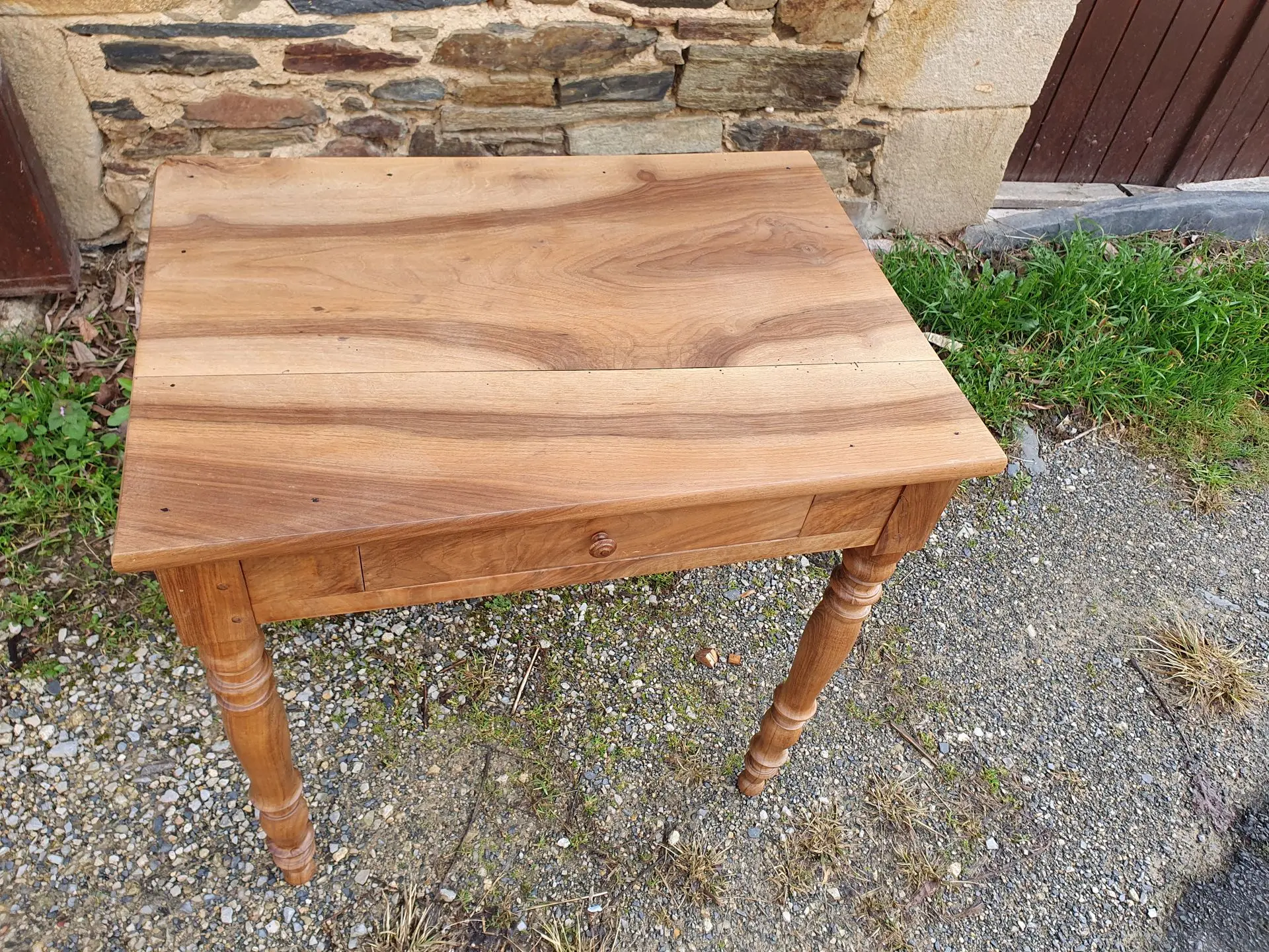 petite table noyer après restauration