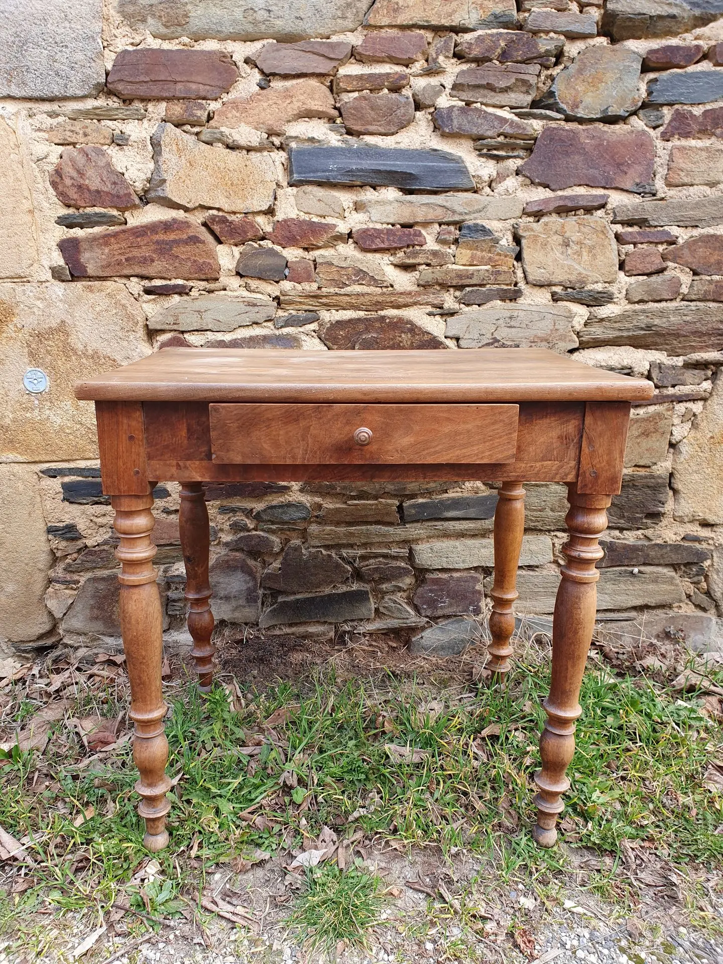 petite table en noyer