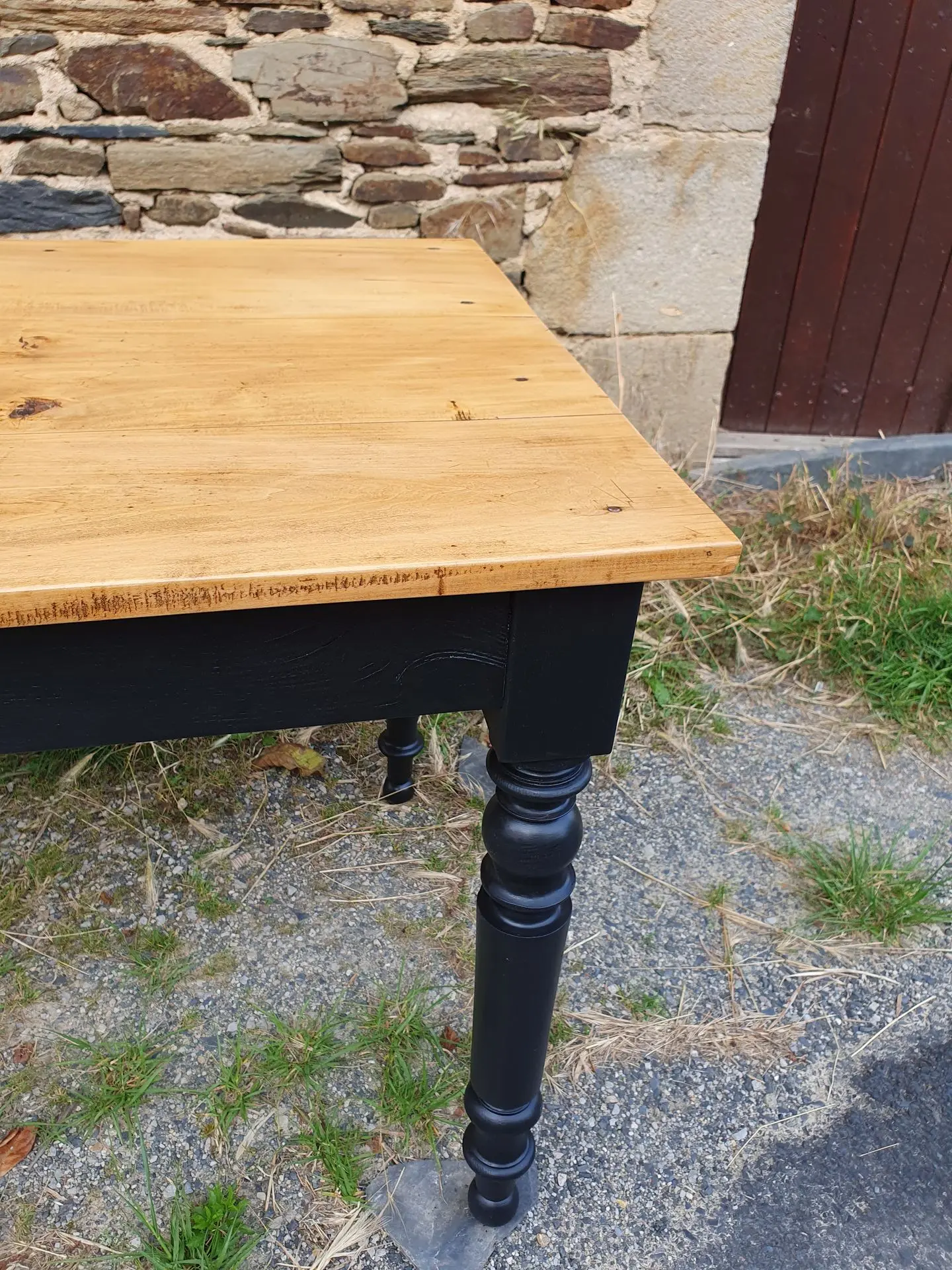 table pied peint et plateau vernis naturel