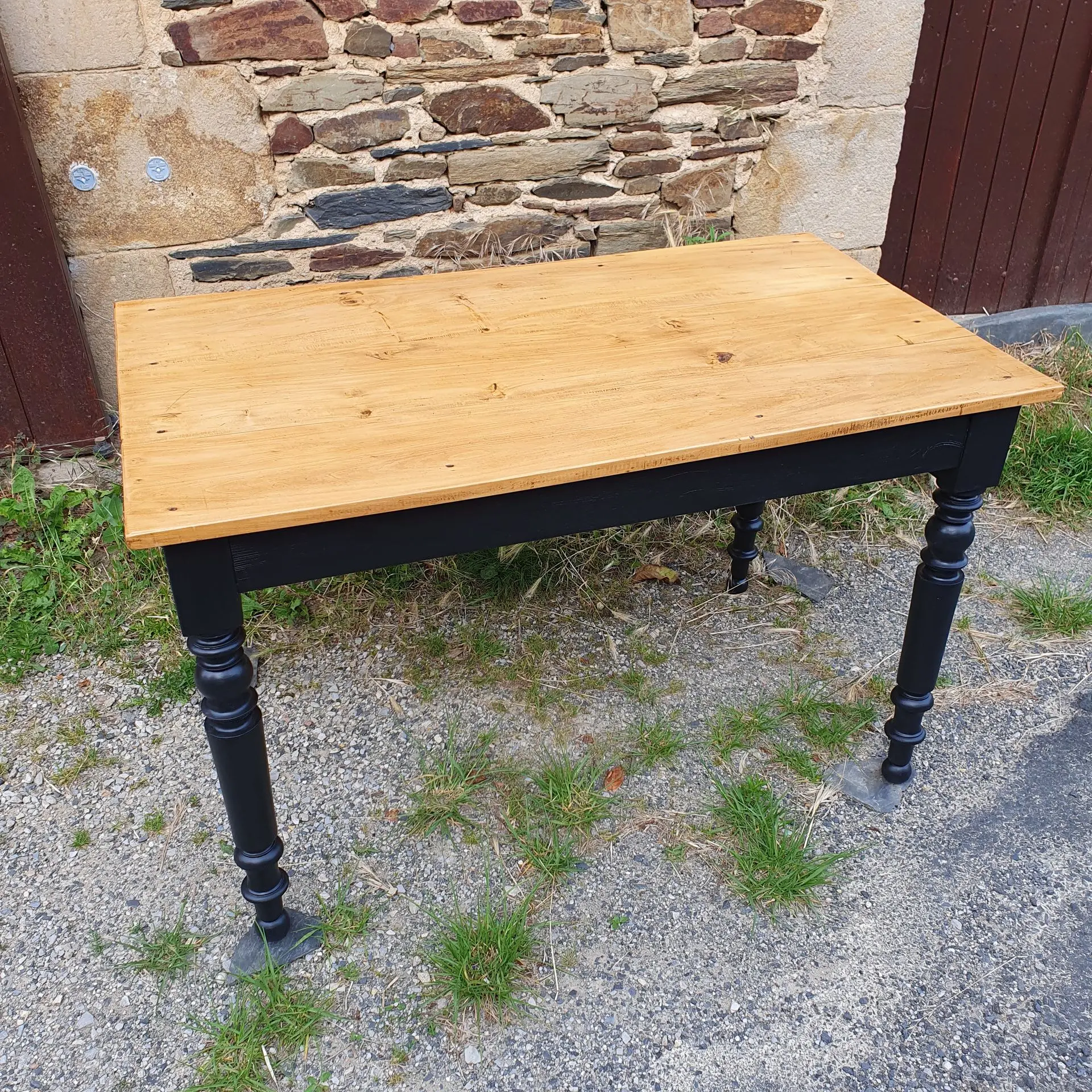 table plateau en aulne naturel et pieds peint noir