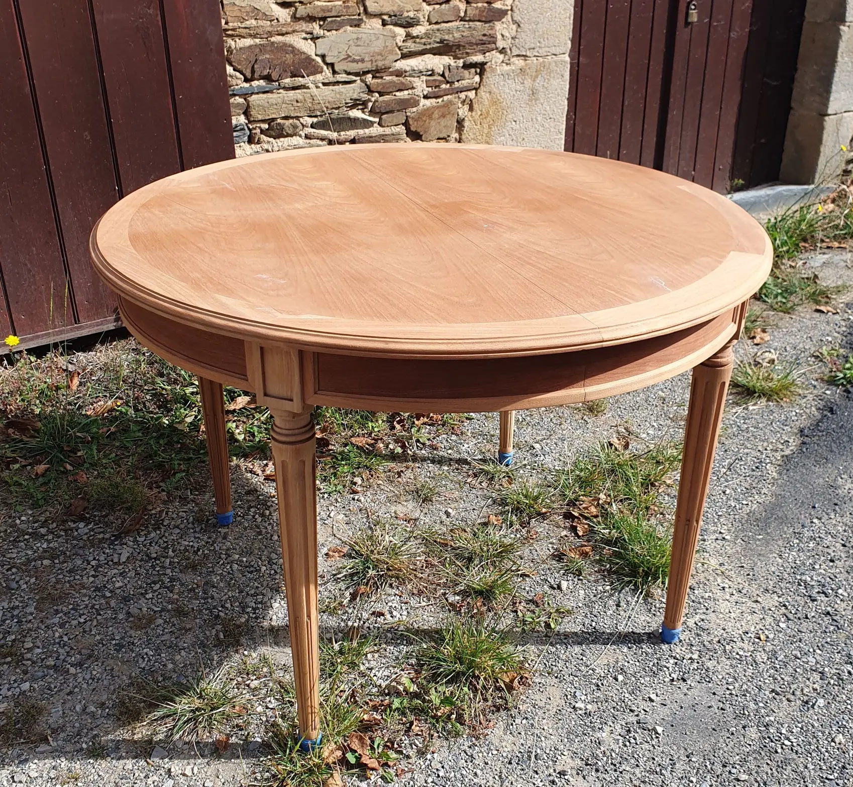 table ronde en sapelli aérogommé