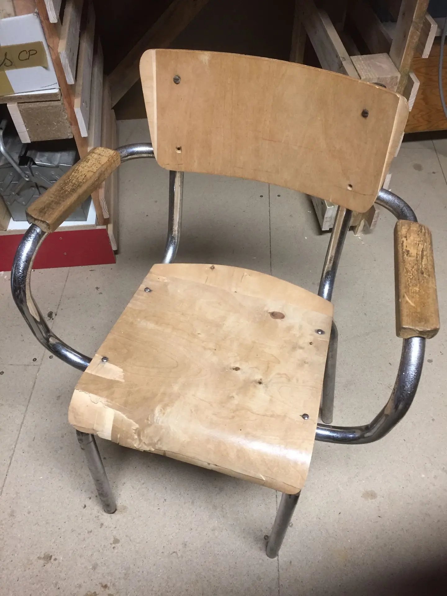 chaise d'écolier avant restauration