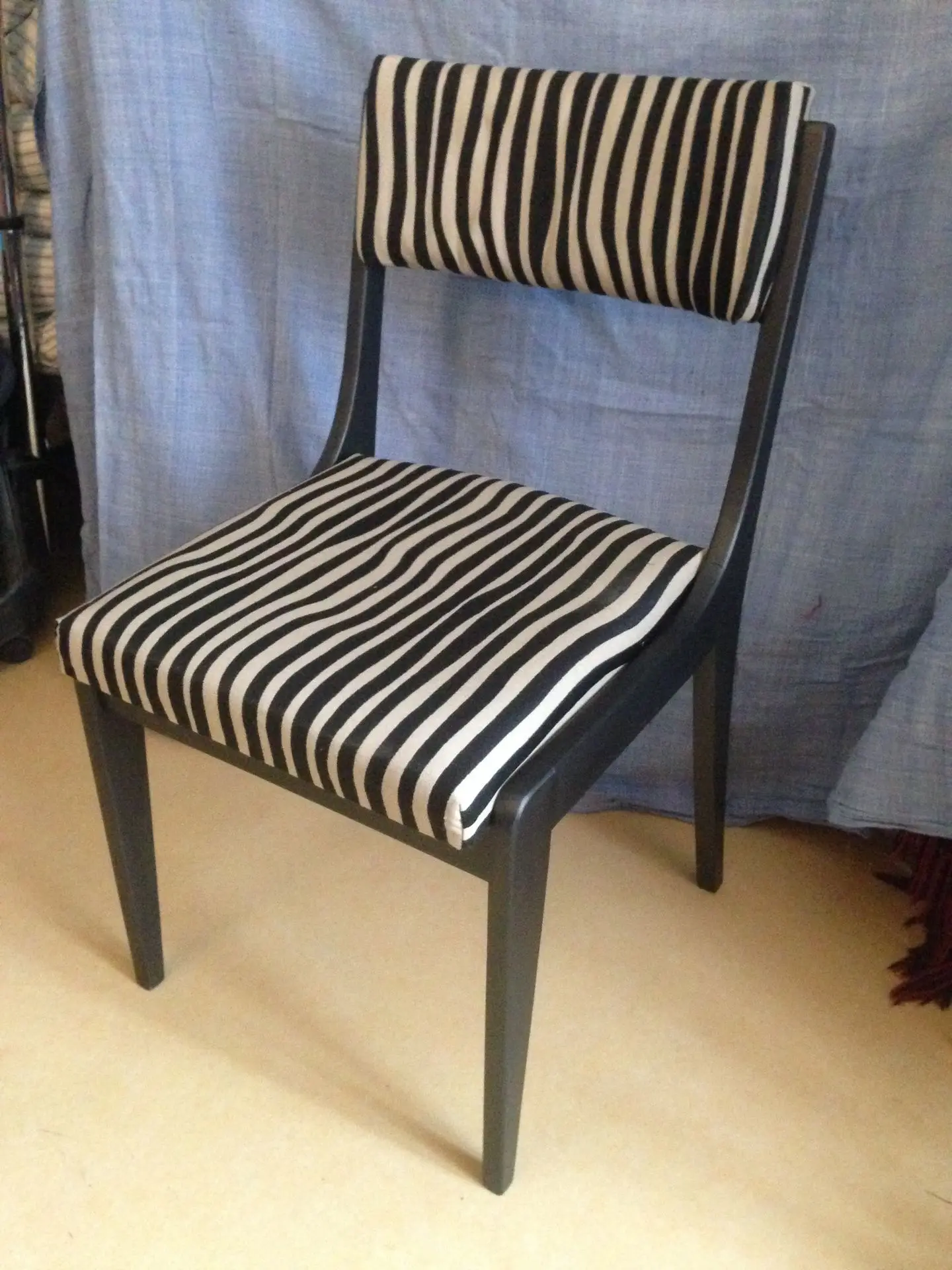 chaise aprés restauration et nouvelle tapisserie