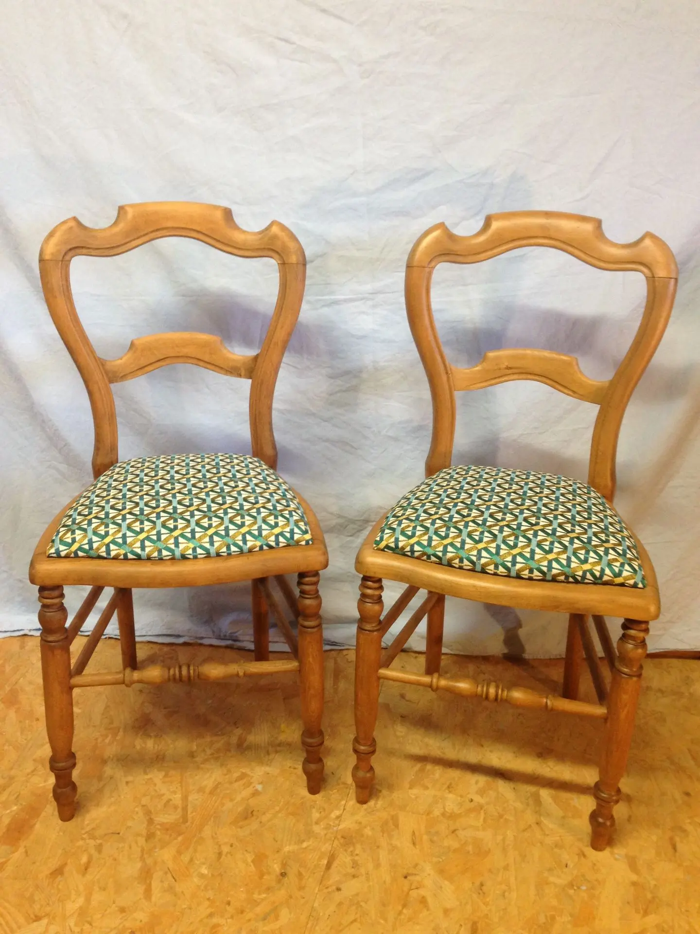 chaises nouvelles assises tapissées