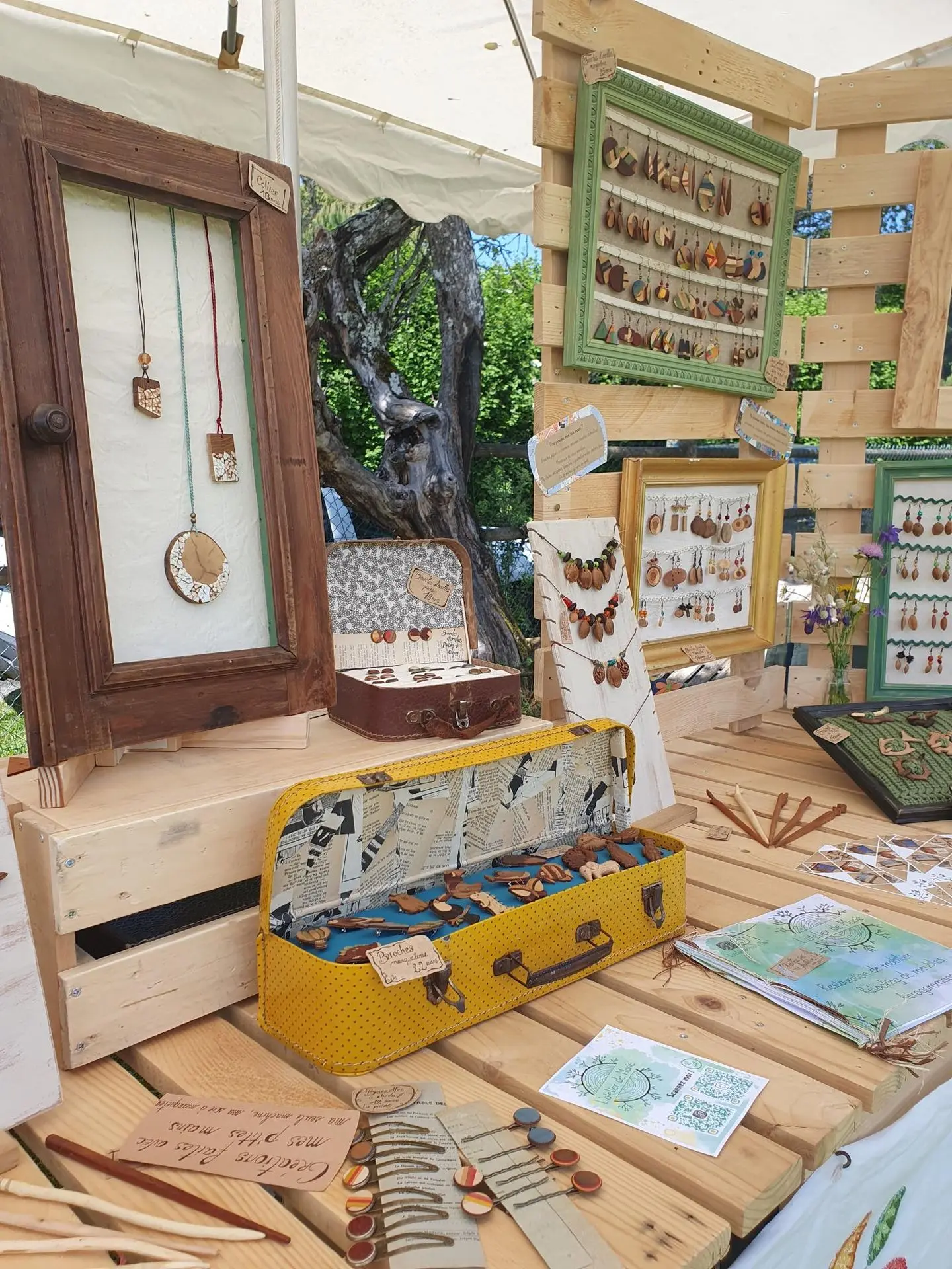 stand marché artisanal broches marqueterie