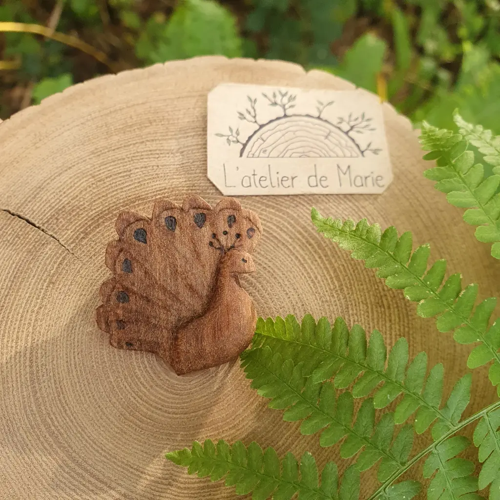 Broche en noyer - Paon