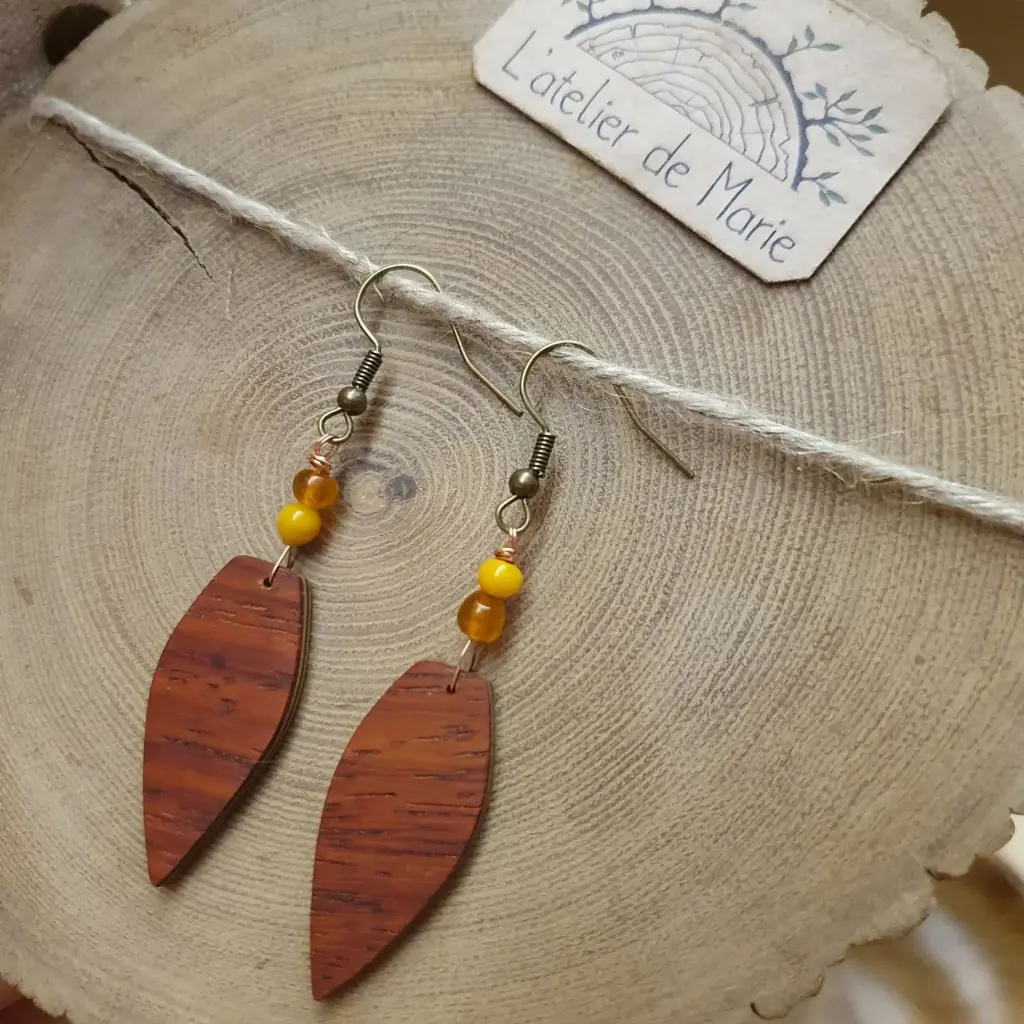 Boucles d'oreilles en bois - padouk et perle orangé