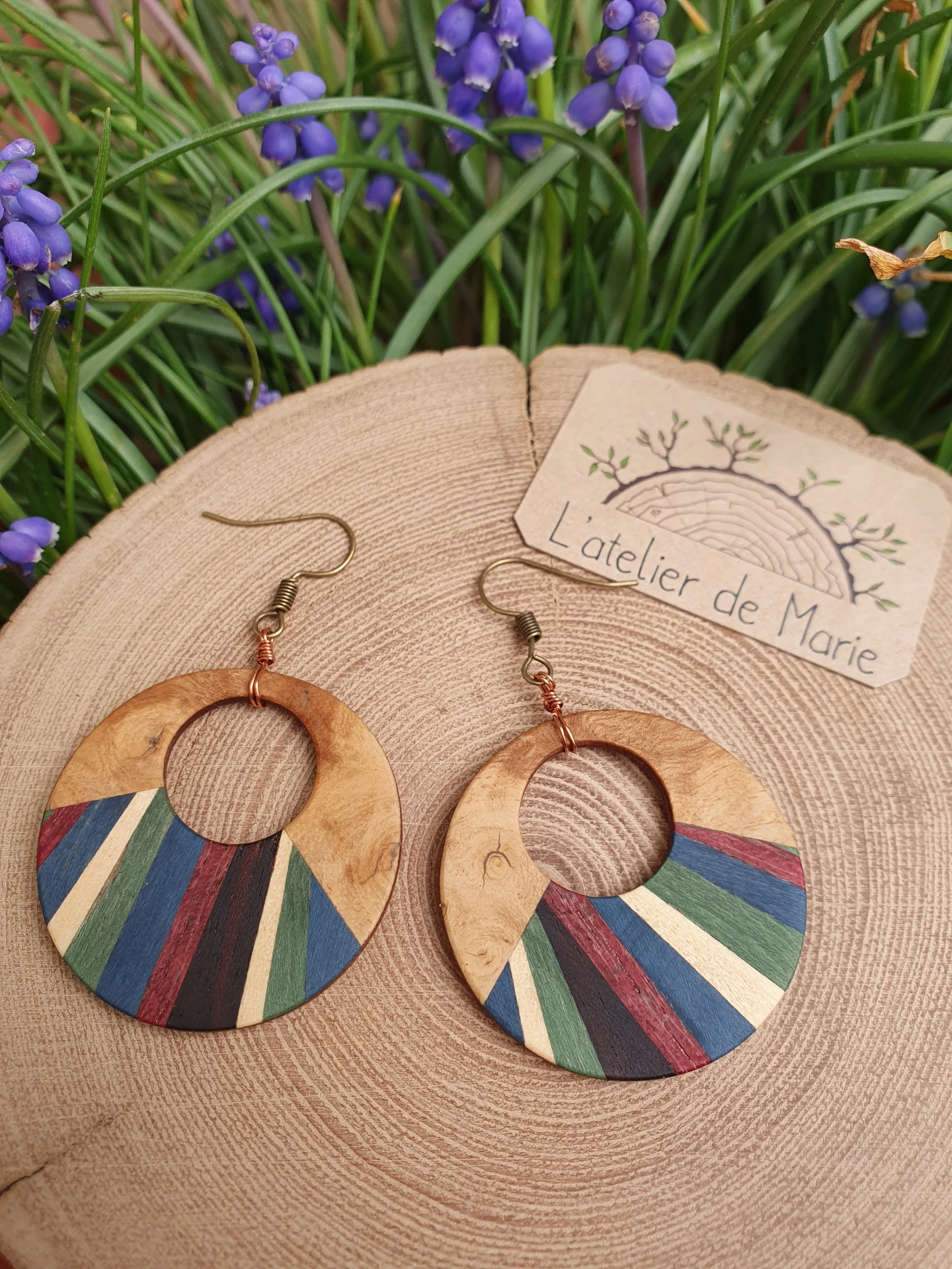 Boucles d'oreilles ronde en bois - loupe de frêne, sycomore, amarante et bois teinté bleu /vert
