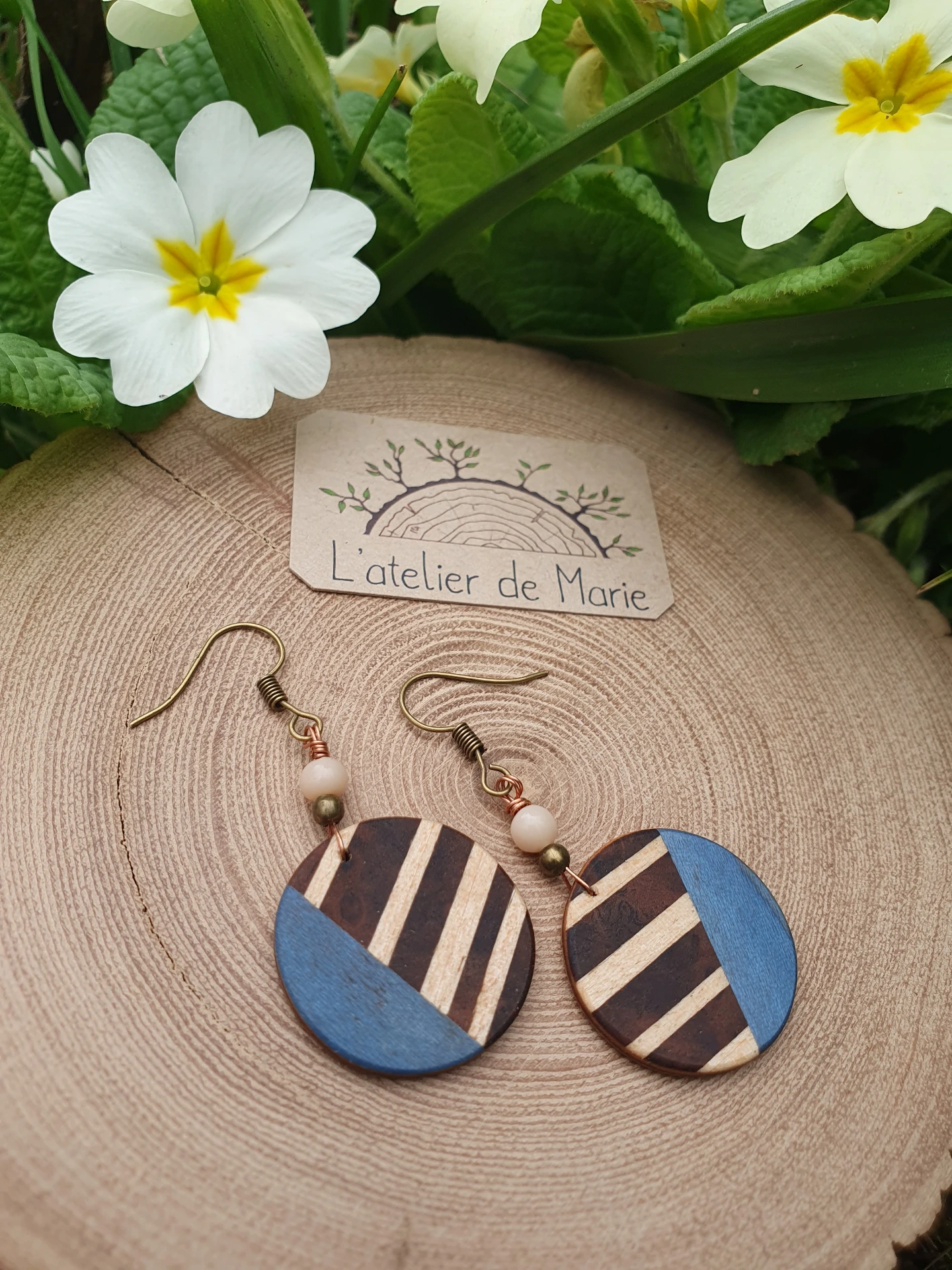 Boucles d'oreilles ronde en bois - noyer, sycomore et bois teinté bleu