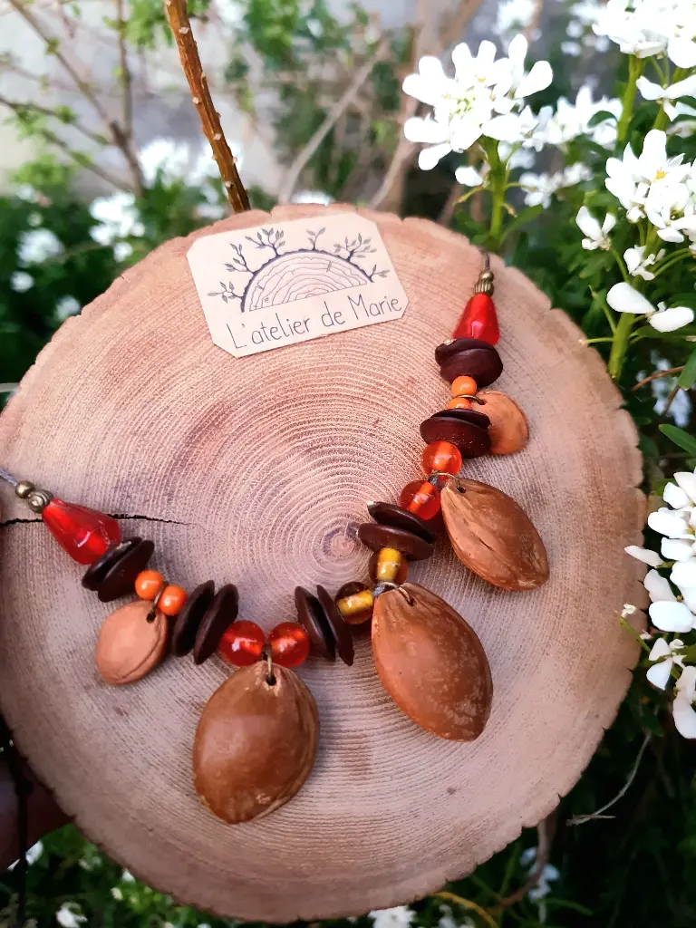 Collier en noyaux d'abricot et perles rouge - orangé