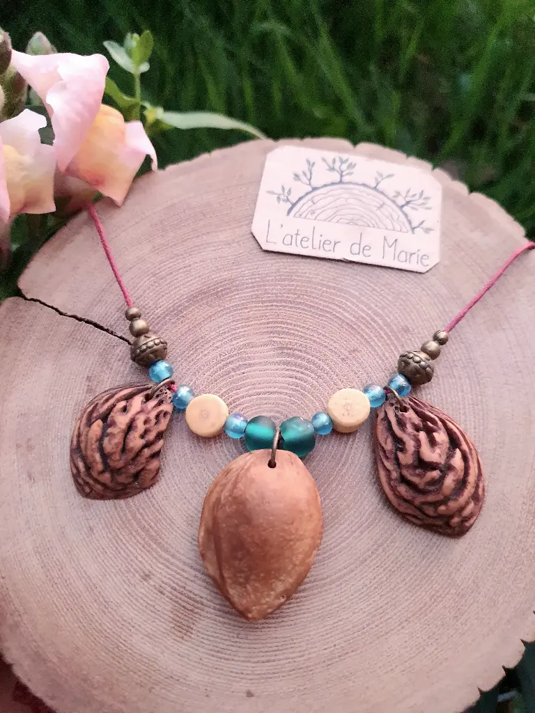 Collier en noyaux d'abricot et de pêche, perles bleues