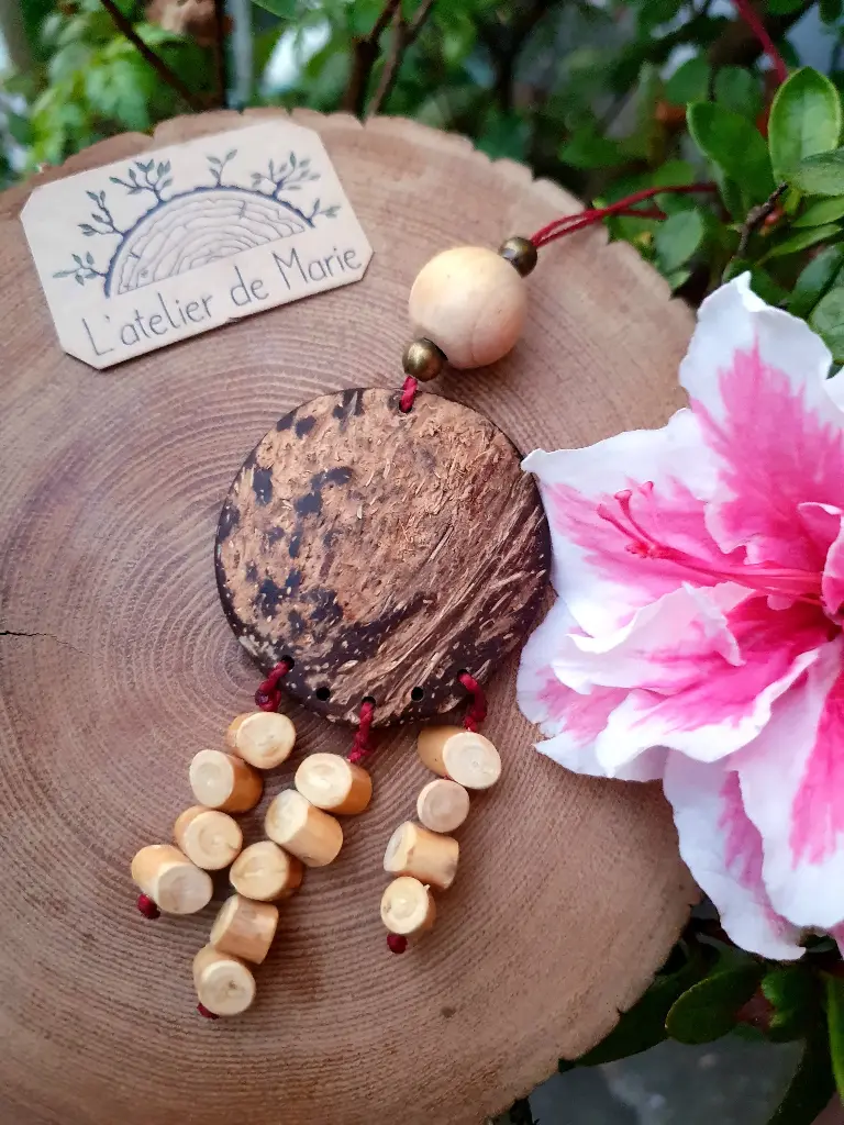 Collier en noix de coco et perles en buis