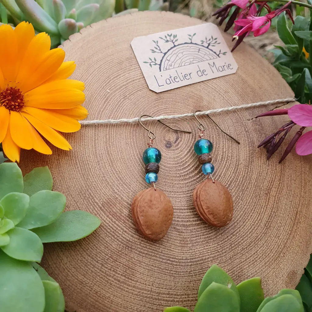 Boucles d'oreilles - noyaux d'abricots et perles bleues