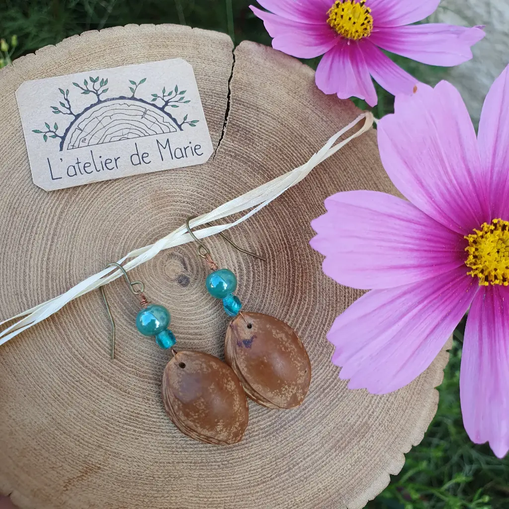 Boucles d'oreilles - noyaux d'abricots et perles bleues