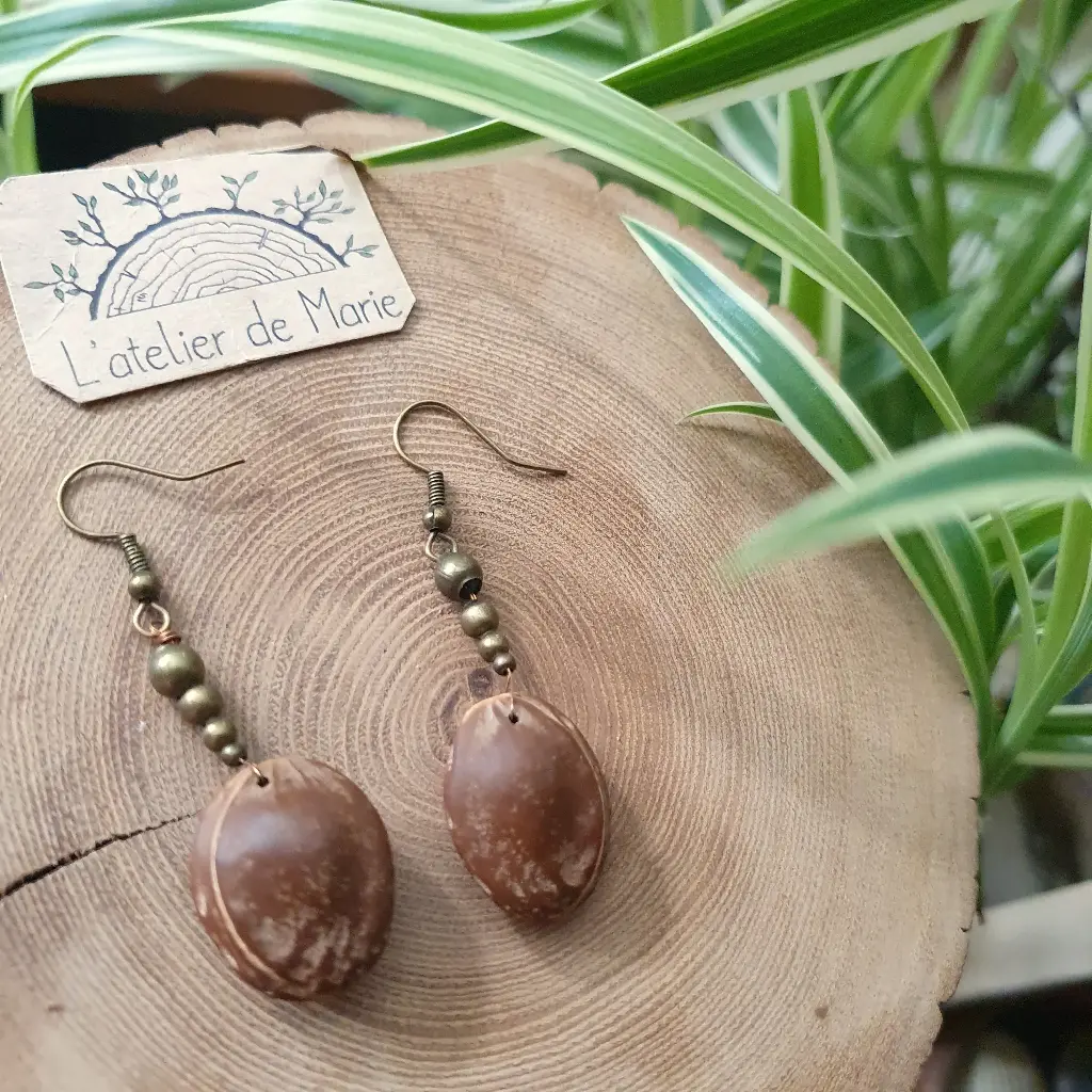 Boucles d'oreilles - noyaux d'abricots et perles métalliques