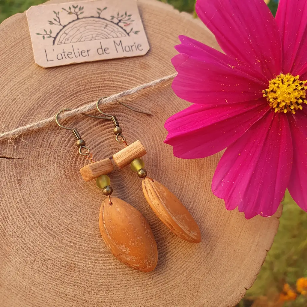 Boucles d'oreilles - noyaux de pruneau et perles vertes