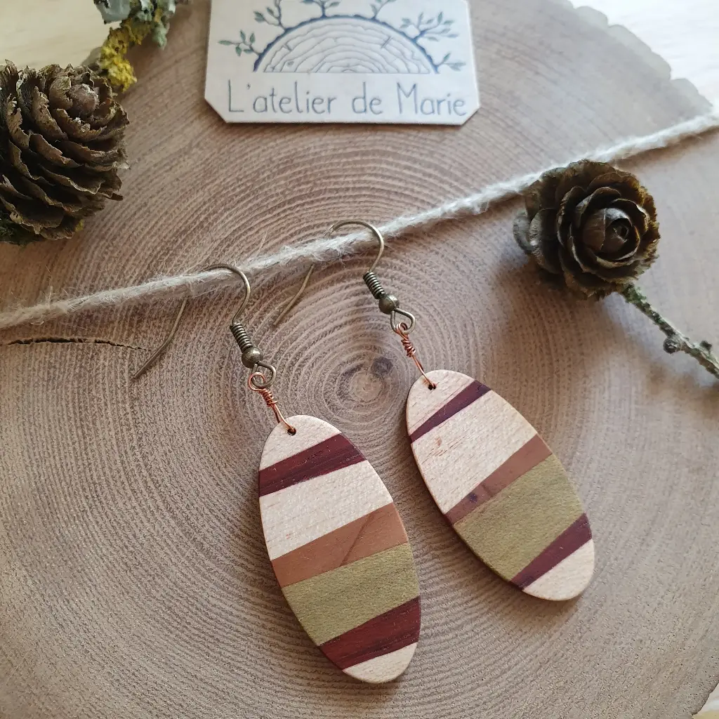 Boucles d'oreilles en bois ovale - sycomore, padouk, if et teinté vert.