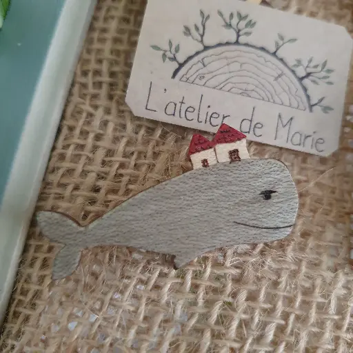 [BM - 0029] Broche  marqueterie - baleine grise