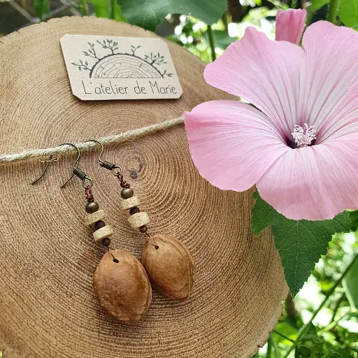[BON - 0006] Boucles d'oreilles - noyaux d'abricots et perles en buis /métal