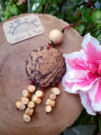 [C - 0003] Collier en noix de coco et perles en buis