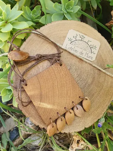 [C - 0004] Collier en châtaigner et noyaux de prunes