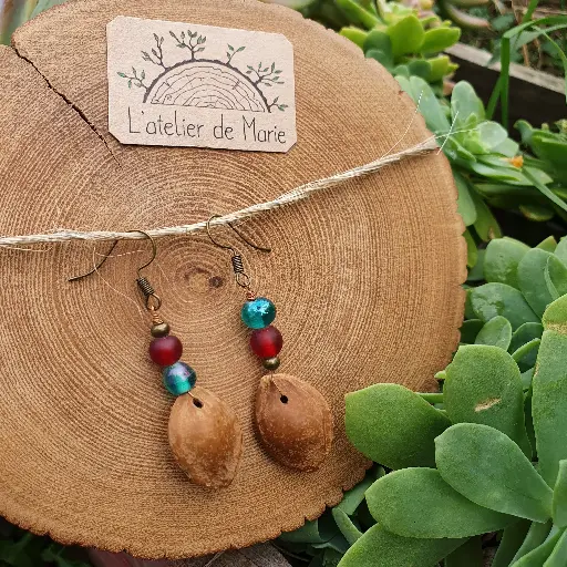 [BON - 0001] Boucles d'oreilles - noyaux d'abricots et perles bleu/rouge 