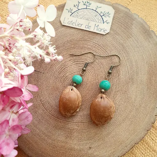 [BON - 0002] Boucles d'oreilles - noyaux d'abricots et perles vertes