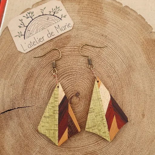 [BOM - 0001] Boucles d'oreilles en bois - padouk, if, palissandre et sycomore teinté vert. 